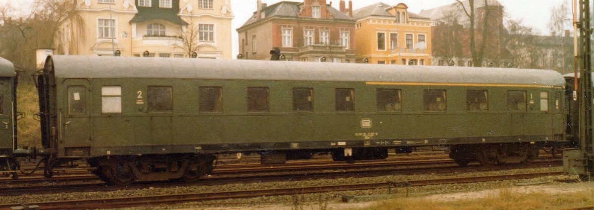 DB 50 80 39-11 017-8 ABüe 324 i Lübeck december 1977.jpg