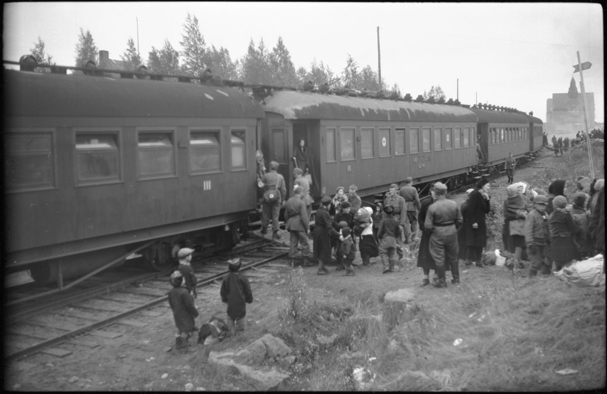 Flyktingar från Finland anländer i Haparanda hösten 1944. Vr 22093. Haparanda järnvägsstation i bakgrunden. foto Järnvägsmuseet JvmKBDB04232 lågupplöst.jpeg
