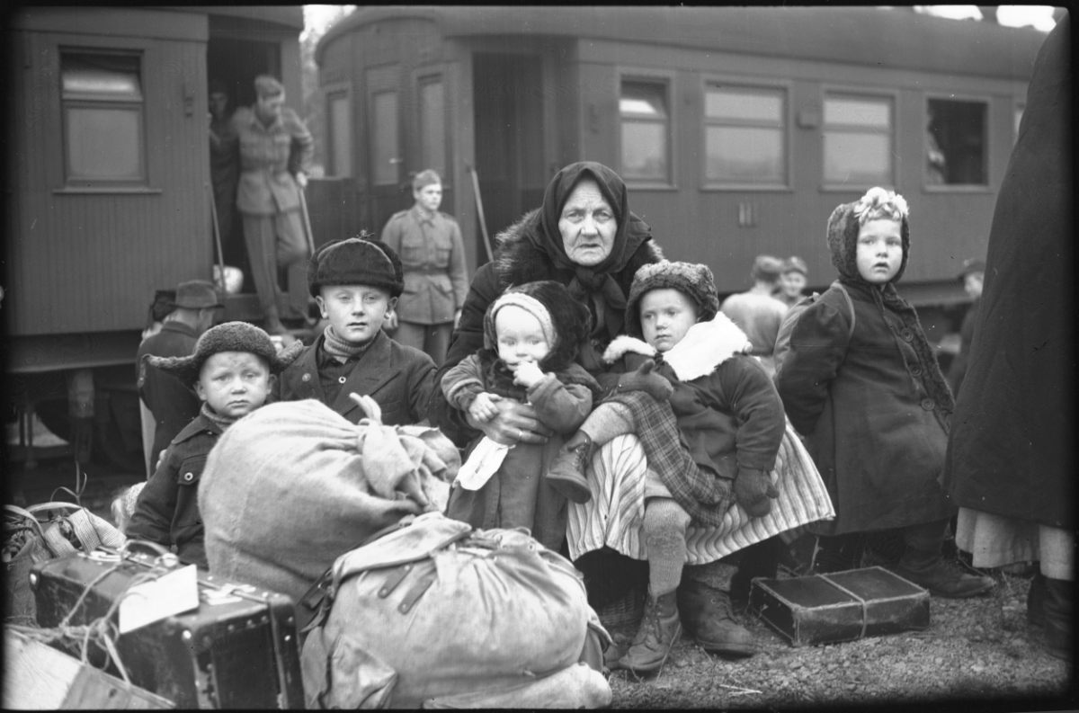Finska flyktingar i Haparanda, hösten 1944. foto Halvar Mesch - Järnvägsmuseet JvmKBDB04237 lågupplöst.jpeg