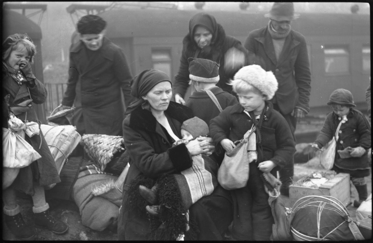 Finska flyktingar i Haparanda, hösten 1944. foto Halvar Mesch - Järnvägsmuseet JvmKBDB04241 lågupplöst.jpeg