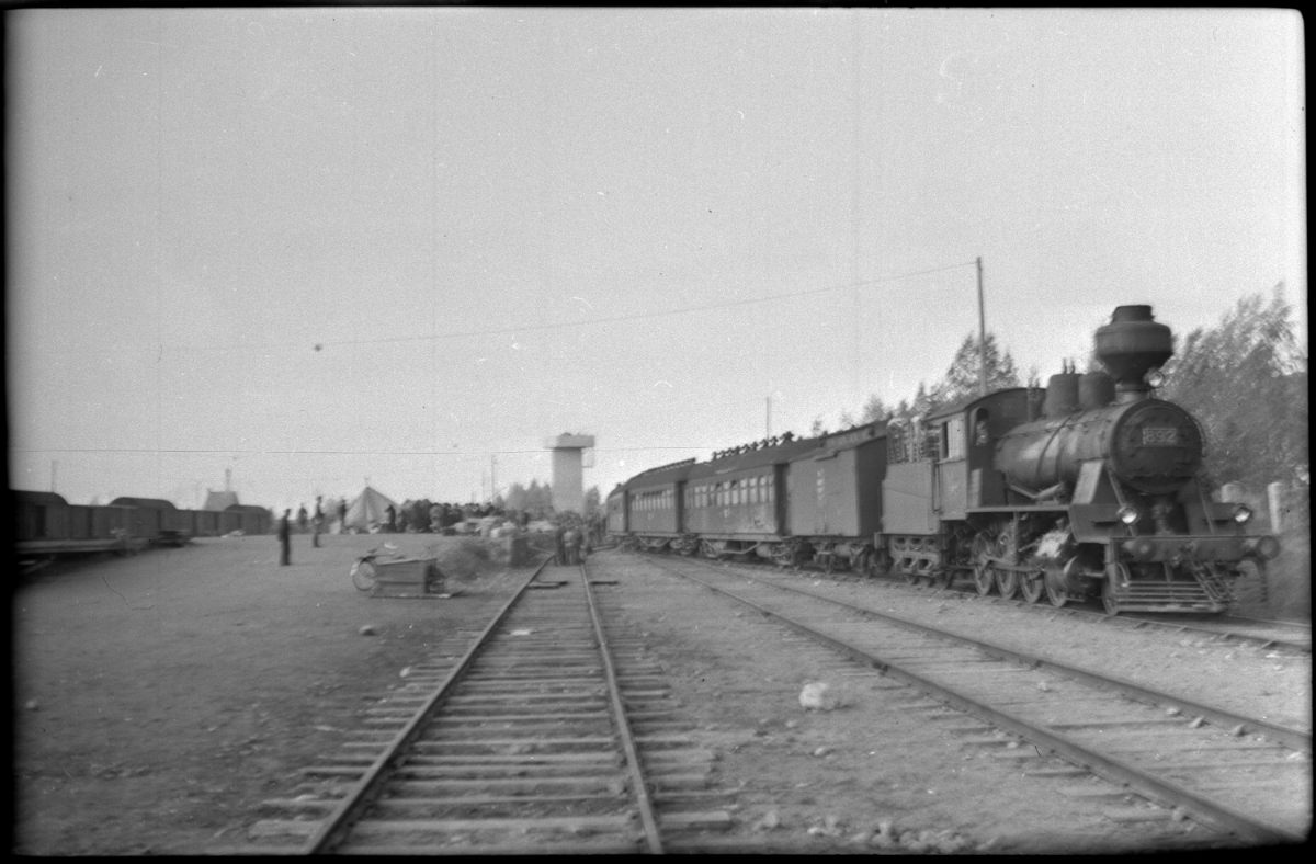 Finska flyktingar i Haparanda, hösten 1944.Lok 892 foto Halvar Mesch - Järnvägsmuseet JvmKBDB04253 lågupplöst.jpeg