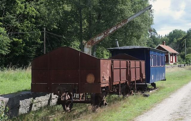 SJ Ist 420571 samt WBlJ B 996 (korg på trallhjul) i Hovmansbygd 2023