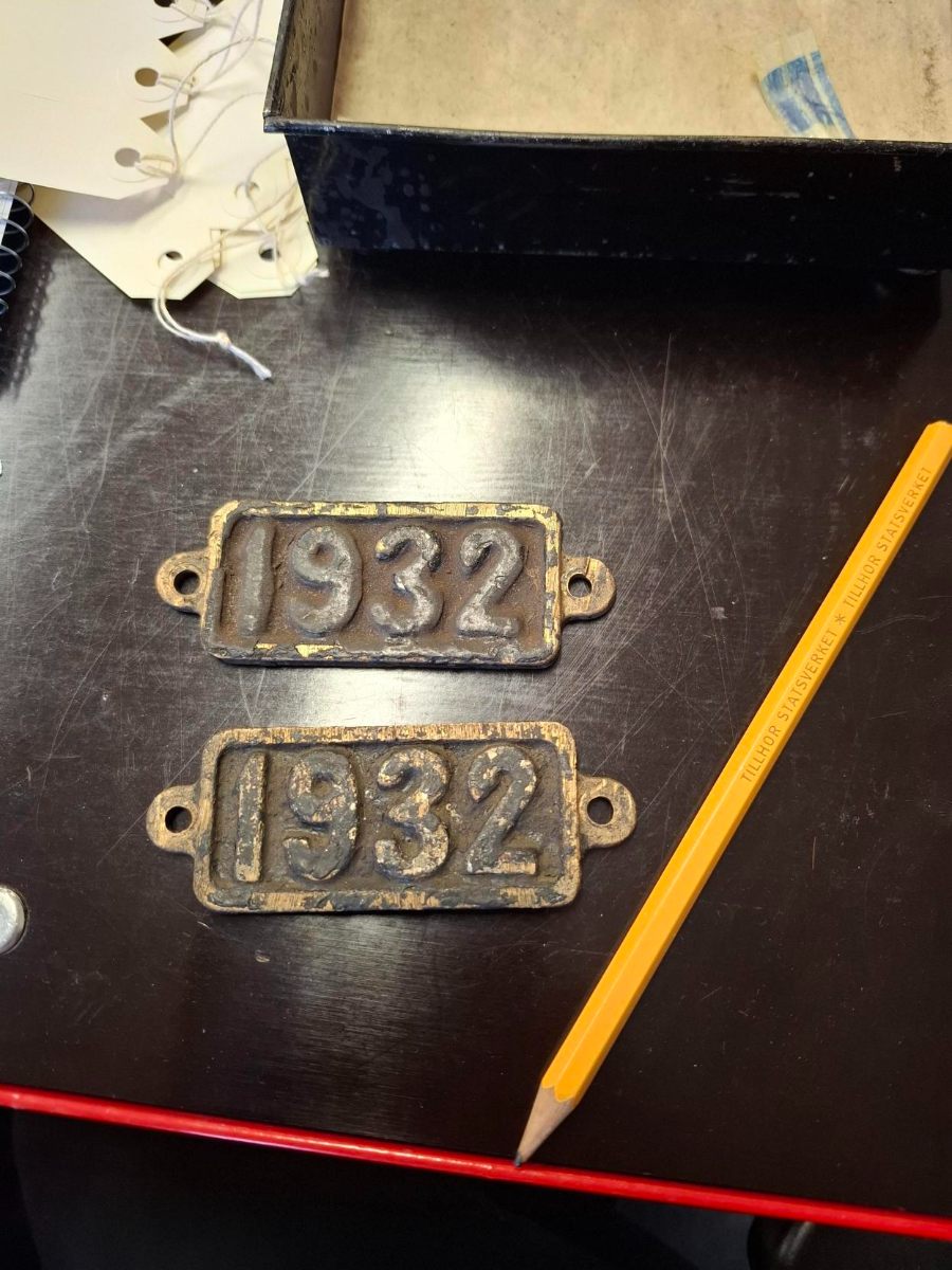 Två skyltar "1932"