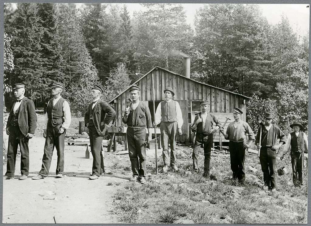 gruppbild-av-banarbetare-vid-angelsberg.jpg