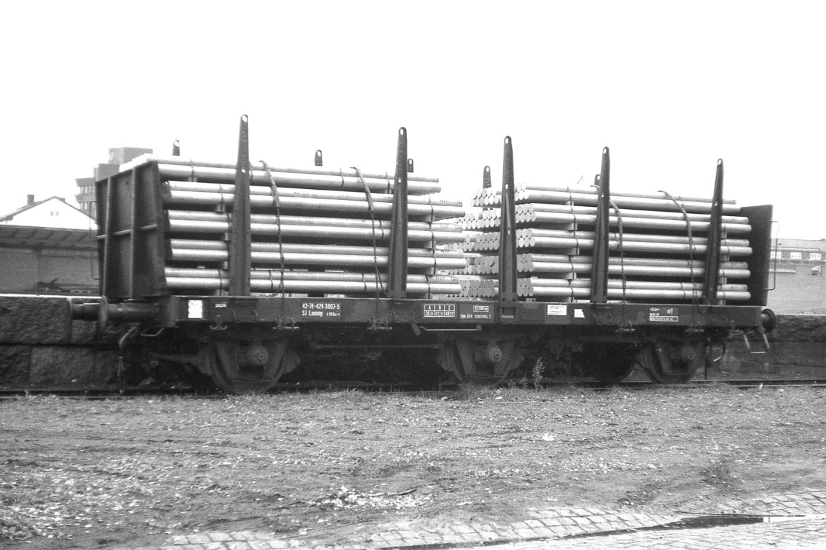 Lammp 424 3 007-5 lastad med Al-göt till SAPA numera HYDRO i Vetlanda 82-10-20.jpg