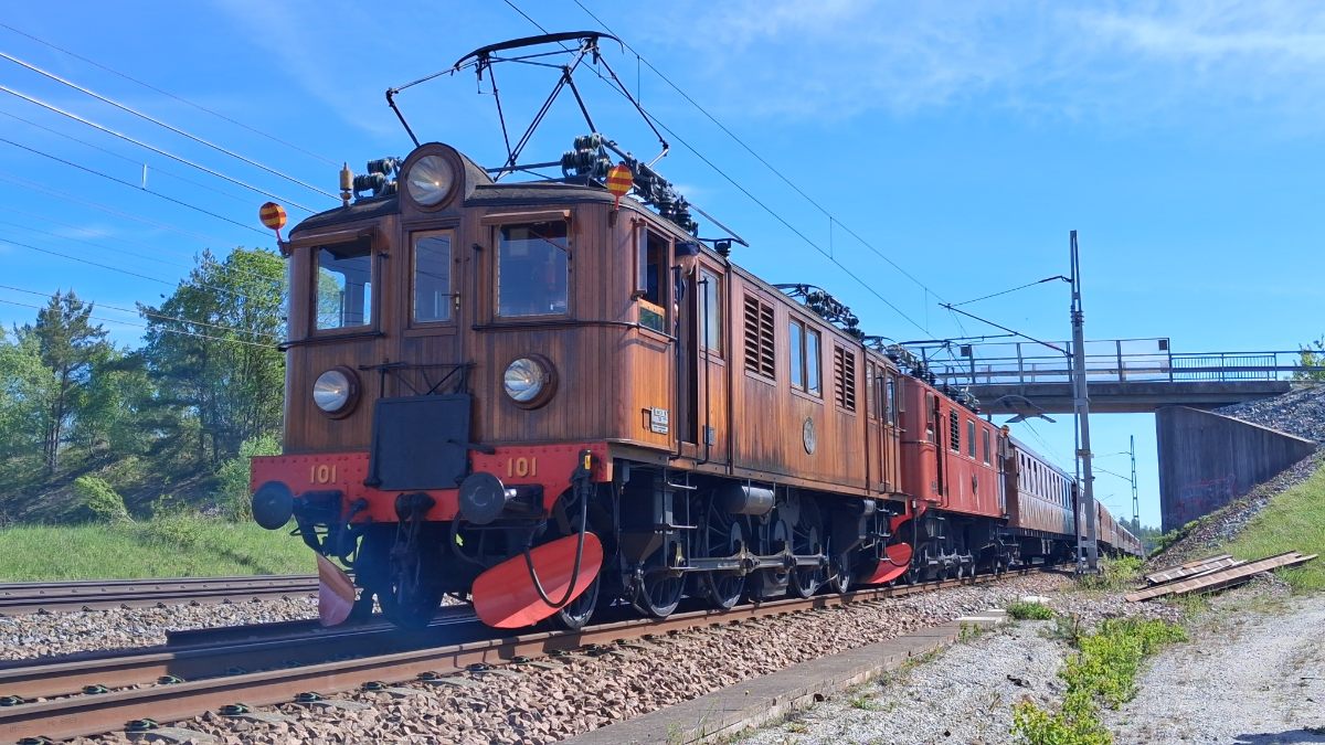 Eljubeltåget D 101 o 432 Kolke 260523.jpg